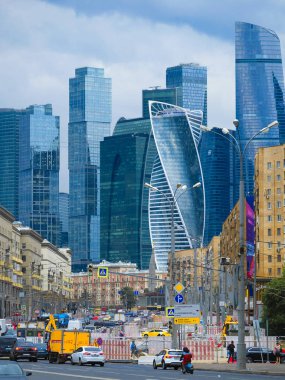 Moskova, Rusya - 27 Haziran 2019: Moskova şehrinin binaları. Dorogomilovskaya caddesinden görünüm