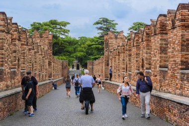 Verona, İtalya - 28 Temmuz 2019: Verona kalesine turist