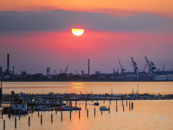 Gün batımında Venedik limanının panoraması