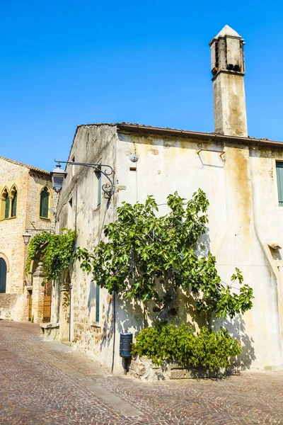 Arka Petrarka, İtalya - 11 Temmuz 2019: Arka Petrarka, İtalya'da konutlar