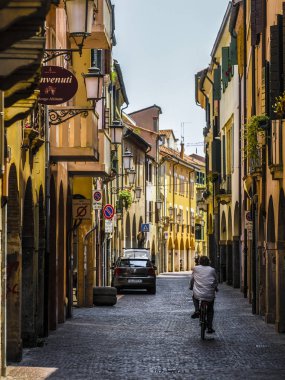 Padova, İtalya - 4 Temmuz 2019: İtalya'da Padova caddesinde bisikletçi
