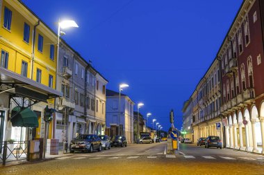 Adria, İtalya - 11 Temmuz 2019: Adria, İtalya'nın orta caddelerinden biri, akşam