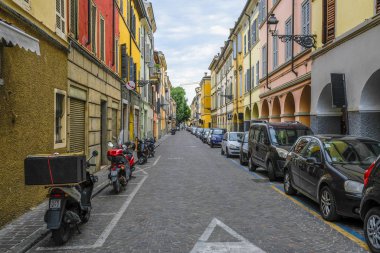 Adria, İtalya - 7 Temmuz 2019: Adria, İtalya'da caddeye park edilmiş arabalar