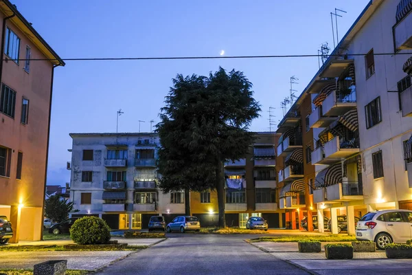 Adria Włochy Lipiec 2019 Mieszkania Mieszkalne Adria Włochy Wieczorem — Zdjęcie stockowe
