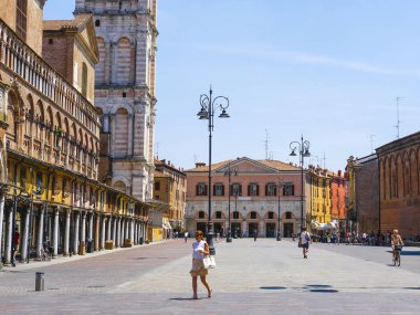 Ferrara, İtalya - 17 Temmuz 2019: Ferrara merkezi meydanı, İtalya