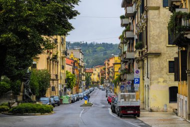 Verona, İtalya - 28 Temmuz 2019: Verona, İtalya'da sokakta park etmiş arabalar