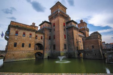 Ferrara, İtalya - 09 Temmuz 2019: İtalya'daki Ferrara kalesinin görünümü