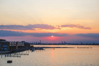 Gün batımında Venedik limanının panoraması