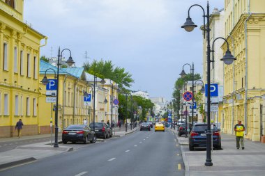 Moskova, Rusya - 27 Haziran 2019: Moskova'nın merkezinde Novokuznetskaya caddesine wiew