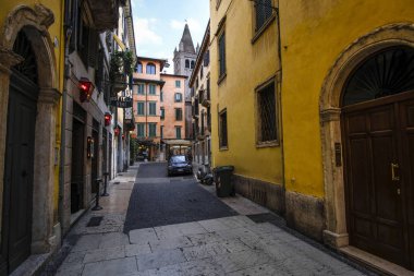 Verona, İtalya - 11 Temmuz 2019: Verona,İtalya'nın merkezinde ki sokak