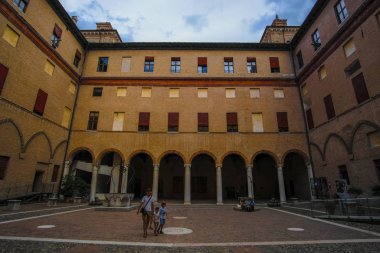 Ferrara, İtalya - 09 Temmuz 2019: İtalya'daki Ferrara kalesinin görünümü
