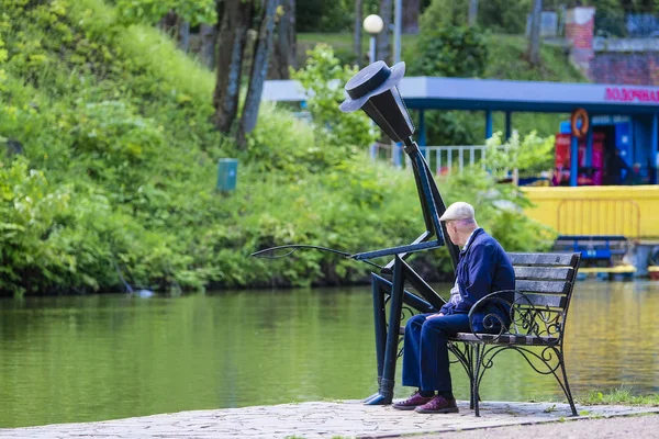 Smolensk Rússia Maio 2019 Homem Idoso Banco Engraçado Parque Cidade — Fotografia de Stock