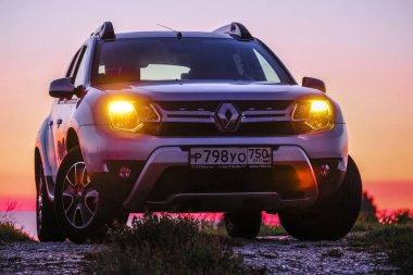 Rovigo, İtalya - 21 Temmuz 2019: Rovigo, İtalya'da gün batımında suv yakın görüntü