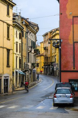 Verona, İtalya - 28 Temmuz 2019: Verona, İtalya'da sokakta park etmiş arabalar