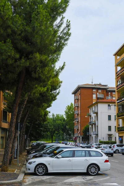 意大利维罗纳 2019年7月28日 意大利维罗纳街头停放的汽车 — 图库照片
