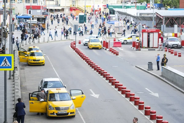 Μόσχα Ρωσία Ιούνιος 2019 Ταξί Μια Πλατεία Σιδηροδρομικού Σταθμού Κουρσκ — Φωτογραφία Αρχείου