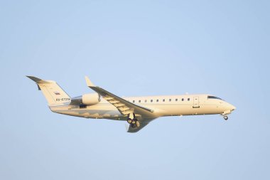 Moskova, Rusya - 1 Haziran 2019: Gökyüzünde bir yolcu uçağı görüntüsü 