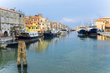 Sottomarina, İtalya - 07 Temmuz 2019: Venedik yakınlarındaki küçük kasaba Sottomarina, İtalya'da kanal görüntüsü ile cityscape