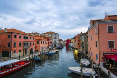 Sottomarina, İtalya - 07 Temmuz 2019: Venedik yakınlarındaki küçük kasaba Sottomarina, İtalya'da kanal görüntüsü ile cityscape