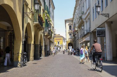 Padova, İtalya - 4 Temmuz 2019: İtalya'da Padova caddesinde bisikletçi