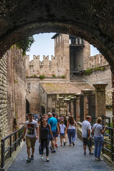 Verona Italy July 2019 Tourists Verona Castle — Stock Photo, Image