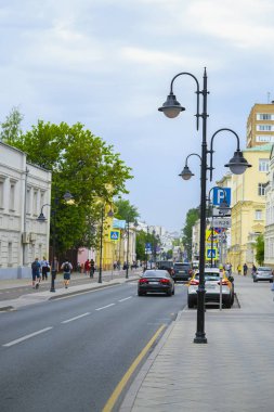 Moskova, Rusya - 27 Haziran 2019: Moskova'nın merkezinde Novokuznetskaya caddesine wiew