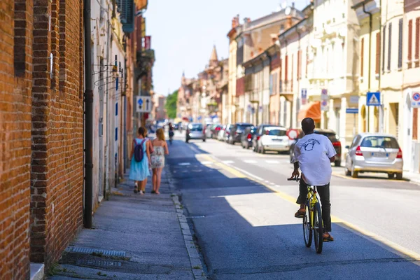 Ferrara Italien Juli 2019 Fahrradfahrer Auf Einer Straße Ferrara Italien — Stockfoto