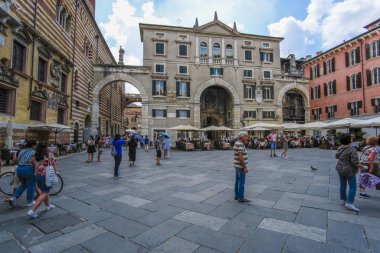 Verona, İtalya - 11 Temmuz 2019: Verona,İtalya'nın merkezinde ki sokak
