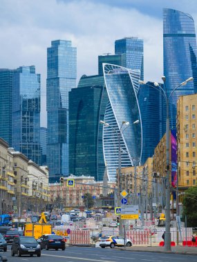 Moskova, Rusya - 27 Haziran 2019: Moskova şehrinin binaları. Dorogomilovskaya caddesinden görünüm