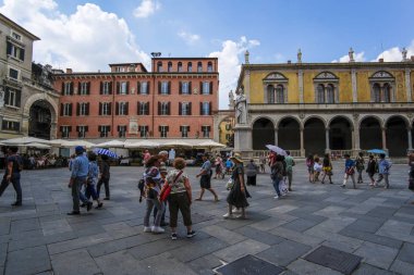 Verona, İtalya - 11 Temmuz 2019: Verona,İtalya'nın merkezinde ki sokak
