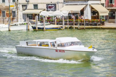 Venedik, İtalya - 07 Temmuz 2019: Venedik, İtalya'da kanal görüntüsü ile cityscape