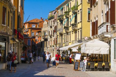 Venedik, İtalya - 11 Temmuz 2019: Venedik, İtalya'nın merkezinde kafe