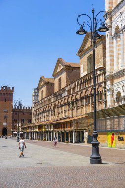 Ferrara, İtalya - 17 Temmuz 2019: Ferrara merkezi meydanı, İtalya