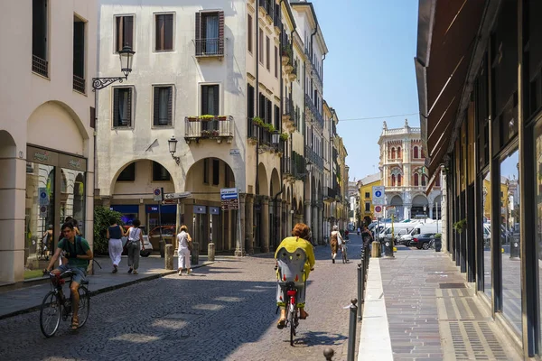 Padova Olaszország Július 2019 Biciklista Utcán Padova Olaszországban — Stock Fotó
