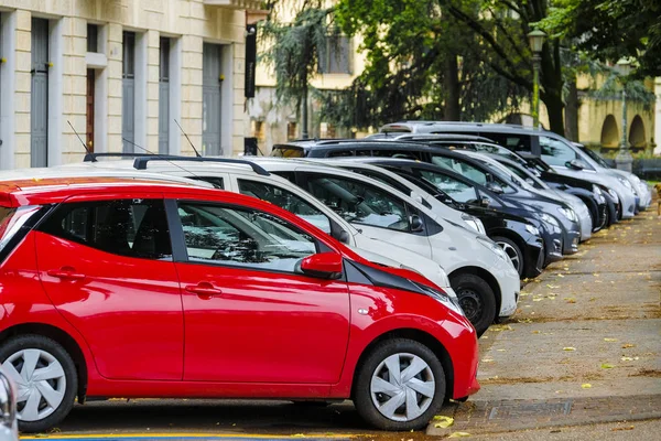 Verona Italien Juli 2019 Bilar Parkerade Gatan Verona Italien — Stockfoto