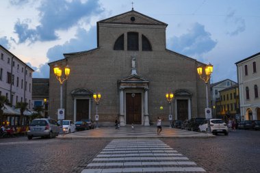 Adria, İtalya - 11 Temmuz 2019: Adria, İtalya'nın orta caddelerinden biri, akşam
