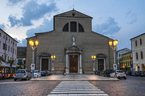 Adria Itálie Červenec 2019 Jedna Centrálních Ulic Adria Itálie Večer — Stock fotografie