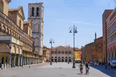 Ferrara, İtalya - 17 Temmuz 2019: Ferrara merkezi meydanı, İtalya