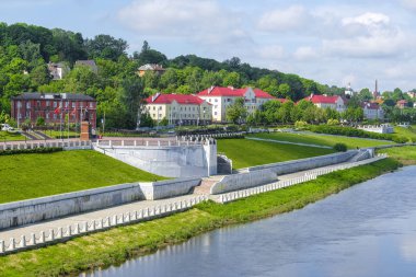 Smolensk, Rusya - 26 Mayıs 2019: Smolensk şehrinde Dinyeper Nehri'nin dolgu görüntüsü ile manzara, Rusya