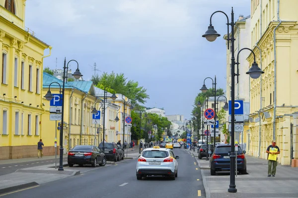 モスクワ ロシア 2019年6月27日 モスクワの中心部にあるノヴォクズネツカヤ通りへ — ストック写真
