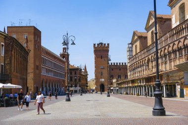 Ferrara, İtalya - 17 Temmuz 2019: Ferrara merkezi meydanı, İtalya