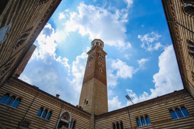 Verona, İtalya - 11 Temmuz 2019: Verona'nın merkezinde ki saray, İtalya