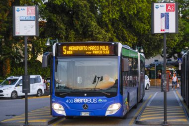 Venedik, İtalya - 11 Temmuz 2019: Venedik, İtalya'da bir otobüs durağında otobüs