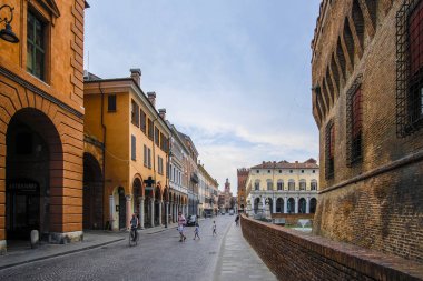 Ferrara, İtalya - 09 Temmuz 2019: İtalya'daki Ferrara kalesinin görünümü