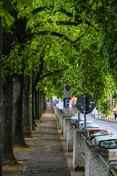 Verona Talya Temmuz 2019 Verona Talya Sokakta Park Etmiş Arabalar — Stok fotoğraf