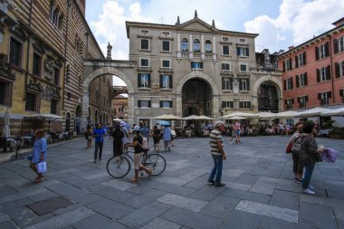 Verona, İtalya - 11 Temmuz 2019: Verona,İtalya'nın merkezinde ki sokak