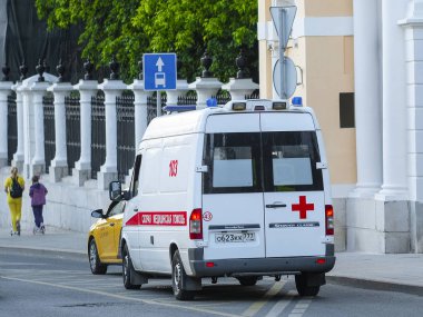 Moskova, Rusya - 22 Mayıs 2019: Moskova'da sokakta bir tıbbi araba görüntüsü