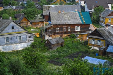 Sebezh, Rusya - 25 Mayıs 2019: Sebezh şehrindeki evlerin görüntüsüyle manzara, Rusya
