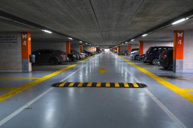Venedik, İtalya - 11 Temmuz 2019: Venedik, İtalya'da park halindeki arabalar