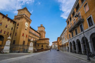 Ferrara, İtalya - 09 Temmuz 2019: İtalya'daki Ferrara kalesinin görünümü